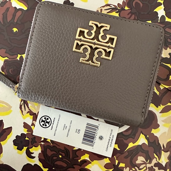 Tory Burch Handbags - New Tory Burch britten wallet ❤️